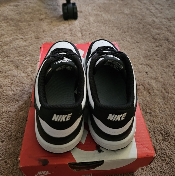 Kids Black and White Nike low Dunks size 9 - Picture 4 of 6